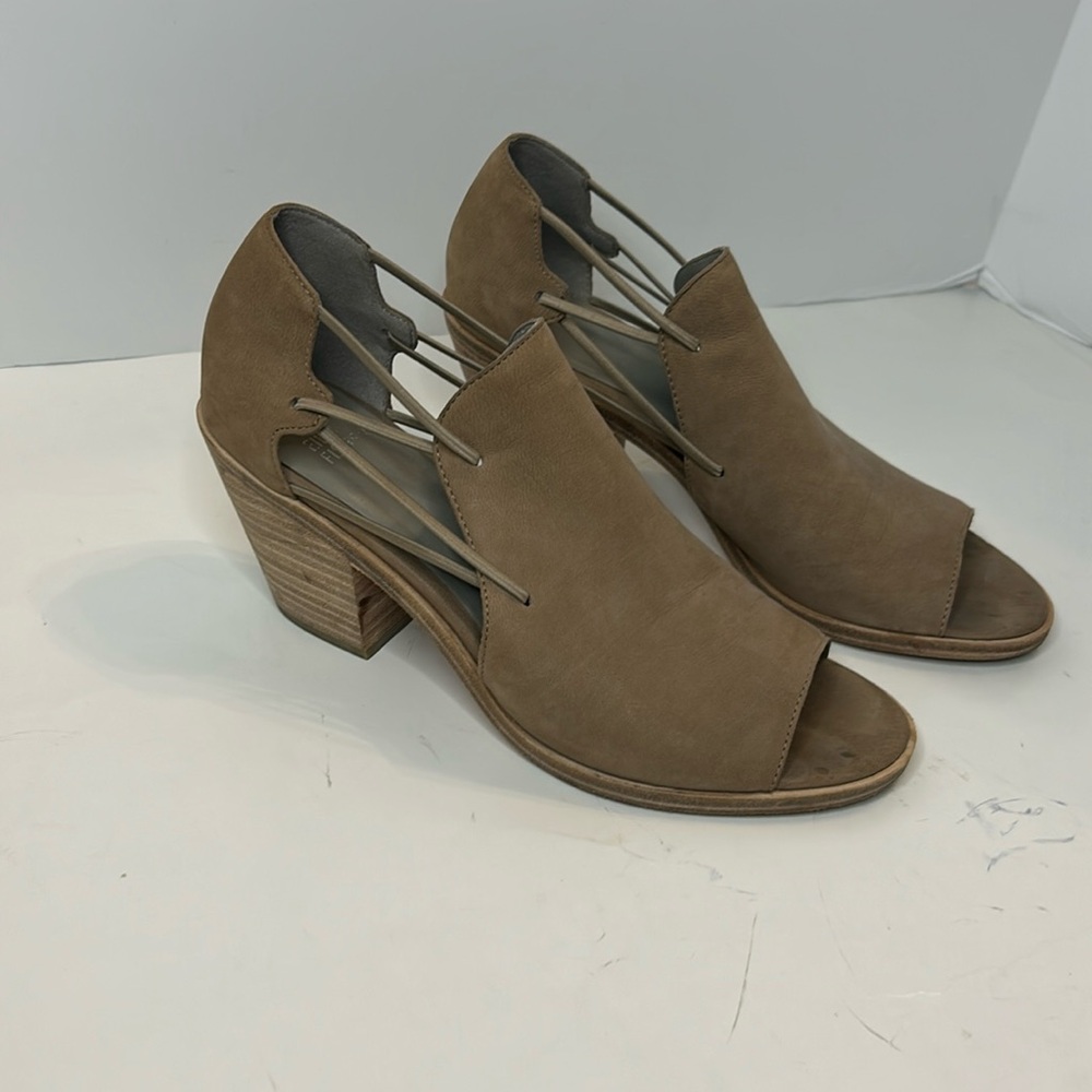 Eileen Fisher tan block heels 💛